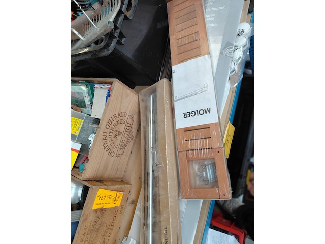 Lot 285 - ikea kledingrek, muurplankje en hangbar - afbeelding 2 van  2