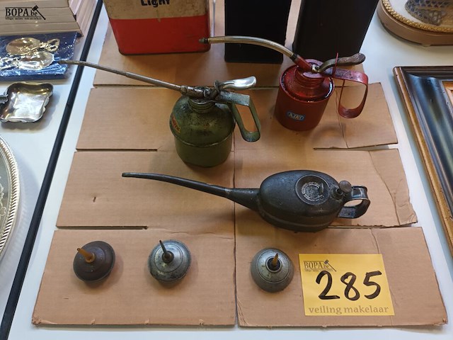 Lot 285 - olieblikken en kannetjes. 9 stuks - afbeelding 1 van  4