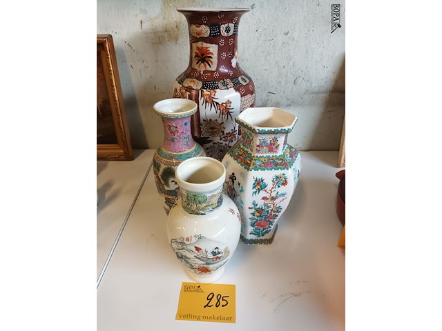 Lot 285 - oosterse vazen. 4 stuks - afbeelding 1 van  8