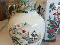 Lot 285 - oosterse vazen. 4 stuks - afbeelding 2 van  8