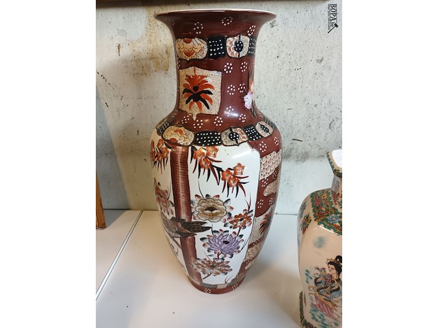 Lot 285 - oosterse vazen. 4 stuks - afbeelding 8 van  8