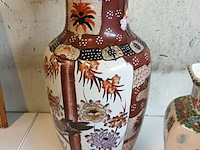 Lot 285 - oosterse vazen. 4 stuks - afbeelding 8 van  8