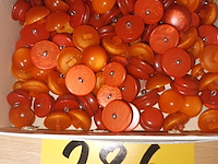 Lot 286 - doos met retro knopen - afbeelding 1 van  2
