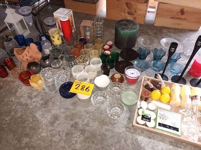 Lot 286 - kaarsen en kaarsenhouders. 95 stuks - afbeelding 1 van  4