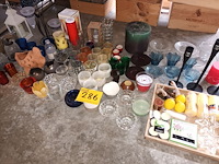 Lot 286 - kaarsen en kaarsenhouders. 95 stuks - afbeelding 1 van  4