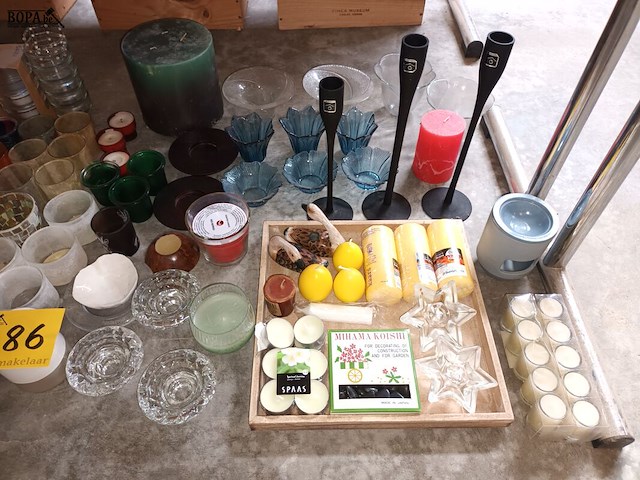 Lot 286 - kaarsen en kaarsenhouders. 95 stuks - afbeelding 2 van  4