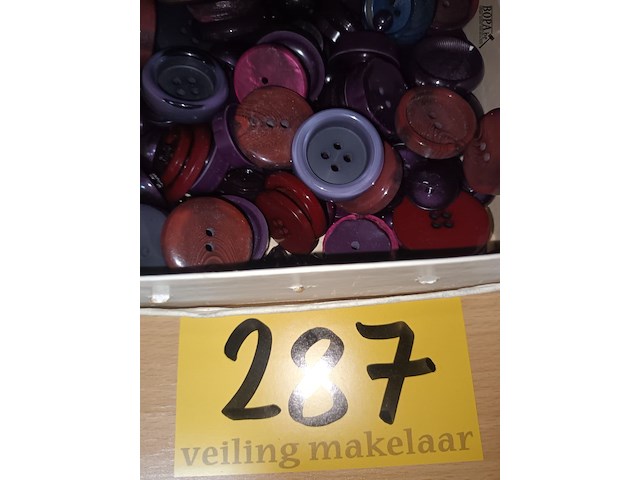 Lot 287 - doos met retro knopen - afbeelding 1 van  2