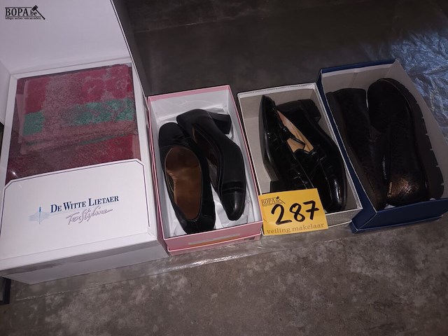 Lot 287 - schoenen en handdoekset - afbeelding 1 van  4