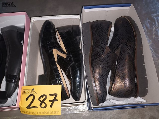 Lot 287 - schoenen en handdoekset - afbeelding 2 van  4