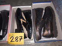 Lot 287 - schoenen en handdoekset - afbeelding 2 van  4