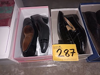 Lot 287 - schoenen en handdoekset - afbeelding 3 van  4