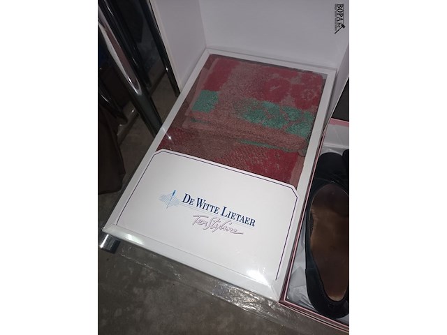 Lot 287 - schoenen en handdoekset - afbeelding 4 van  4