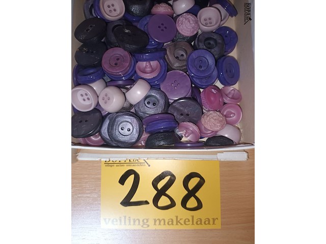 Lot 288 - doos met retro knopen - afbeelding 1 van  2