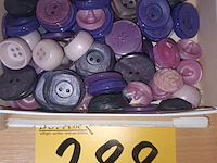 Lot 288 - doos met retro knopen - afbeelding 1 van  2