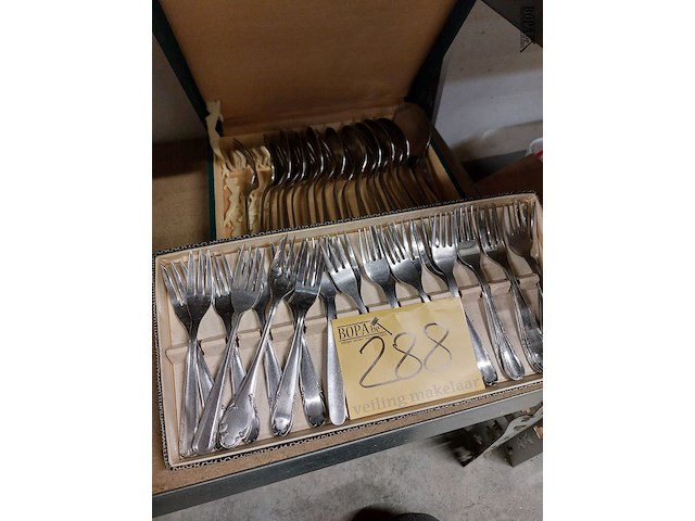 Lot 288 - koffer vorken en koffer lepels - afbeelding 1 van  2