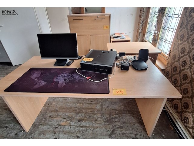 Lot 289 - bureau en kastjes - afbeelding 1 van  5