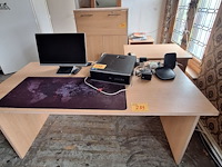 Lot 289 - bureau en kastjes - afbeelding 1 van  5