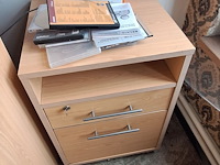 Lot 289 - bureau en kastjes - afbeelding 4 van  5