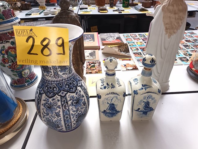 Lot 289 - delft vaas en flessen - afbeelding 1 van  5