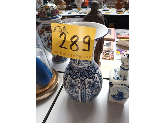Lot 289 - delft vaas en flessen - afbeelding 2 van  5