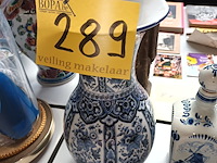 Lot 289 - delft vaas en flessen - afbeelding 2 van  5