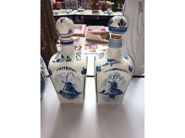 Lot 289 - delft vaas en flessen - afbeelding 3 van  5