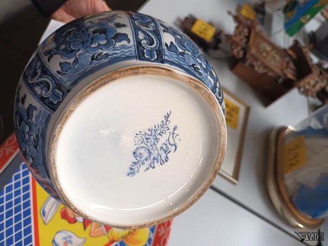 Lot 289 - delft vaas en flessen - afbeelding 5 van  5