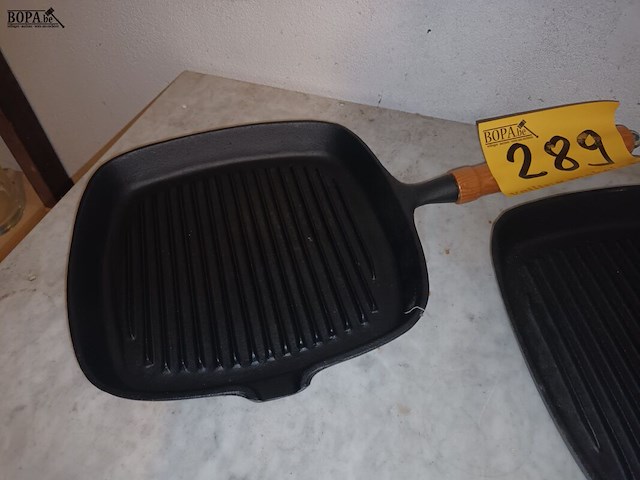 Lot 289 - gietijzeren braadpannen. 2 stuks - afbeelding 2 van  2