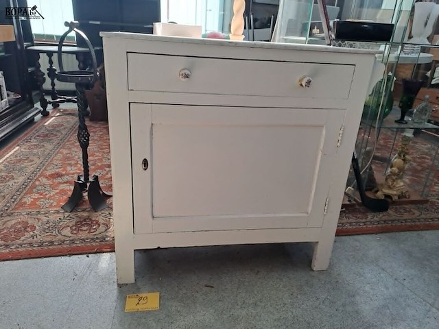 Lot 29 - antiek wit kastje met marmeren blad en sierlijke knoppen - d - afbeelding 1 van  5