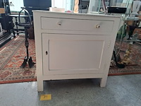 Lot 29 - antiek wit kastje met marmeren blad en sierlijke knoppen - d