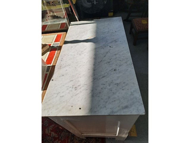 Lot 29 - antiek wit kastje met marmeren blad en sierlijke knoppen - d - afbeelding 2 van  5