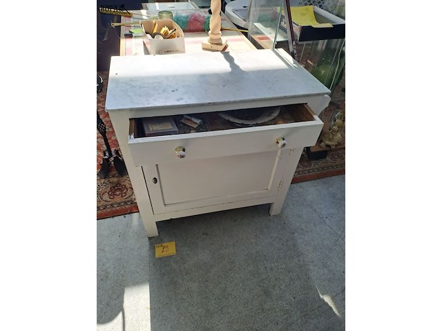 Lot 29 - antiek wit kastje met marmeren blad en sierlijke knoppen - d - afbeelding 5 van  5