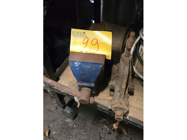 Lot 29 - bankschroef 2 stuks - afbeelding 1 van  4