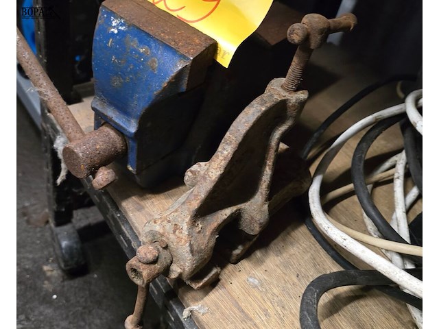 Lot 29 - bankschroef 2 stuks - afbeelding 2 van  4