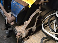 Lot 29 - bankschroef 2 stuks - afbeelding 2 van  4