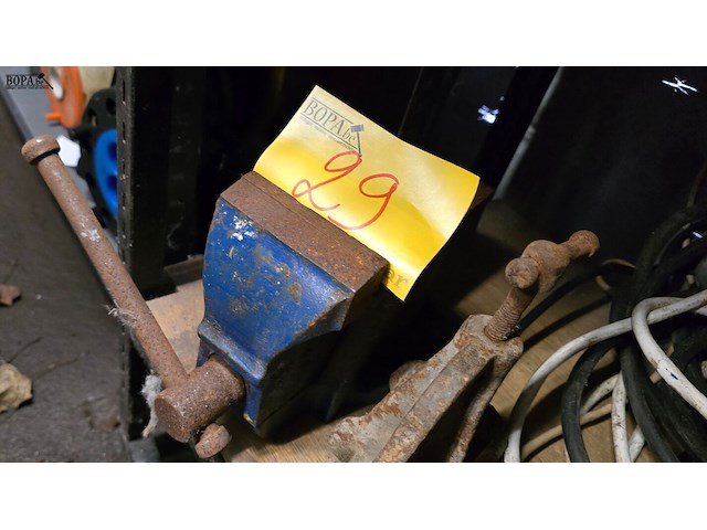 Lot 29 - bankschroef 2 stuks - afbeelding 3 van  4