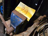 Lot 29 - bankschroef 2 stuks - afbeelding 3 van  4