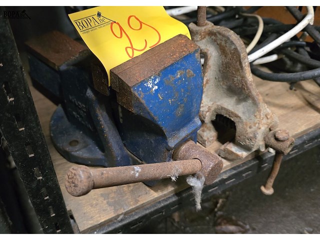 Lot 29 - bankschroef 2 stuks - afbeelding 4 van  4