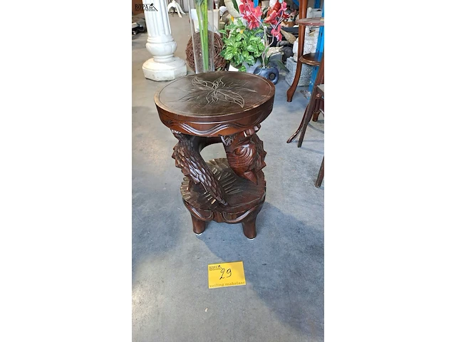 Lot 29 - bijzettafel oosters oriental handgemaakt houtsnijwerk zeldza - afbeelding 1 van  5