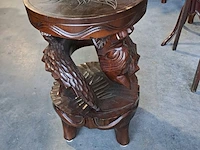 Lot 29 - bijzettafel oosters oriental handgemaakt houtsnijwerk zeldza