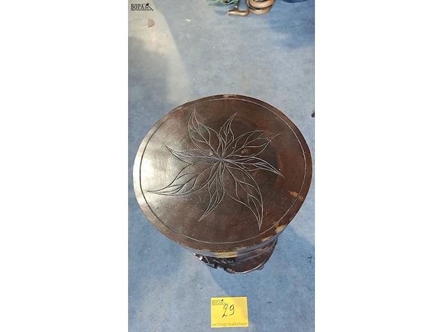 Lot 29 - bijzettafel oosters oriental handgemaakt houtsnijwerk zeldza - afbeelding 2 van  5