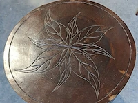 Lot 29 - bijzettafel oosters oriental handgemaakt houtsnijwerk zeldza - afbeelding 2 van  5