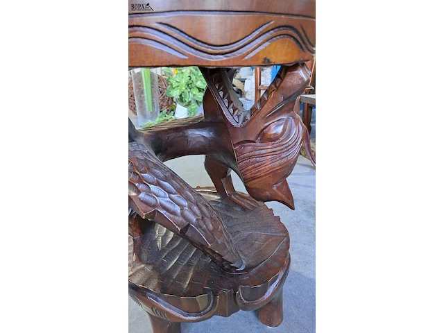 Lot 29 - bijzettafel oosters oriental handgemaakt houtsnijwerk zeldza - afbeelding 4 van  5