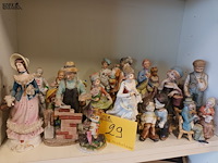 Lot 29 - biscuit beelden. 19 stuks