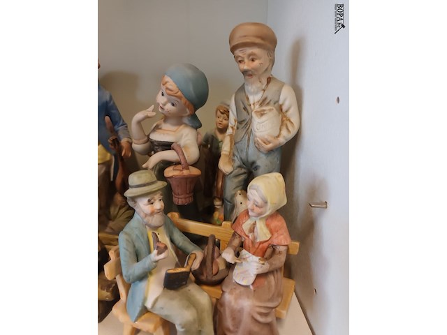 Lot 29 - biscuit beelden. 19 stuks - afbeelding 5 van  5