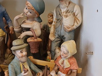 Lot 29 - biscuit beelden. 19 stuks - afbeelding 5 van  5
