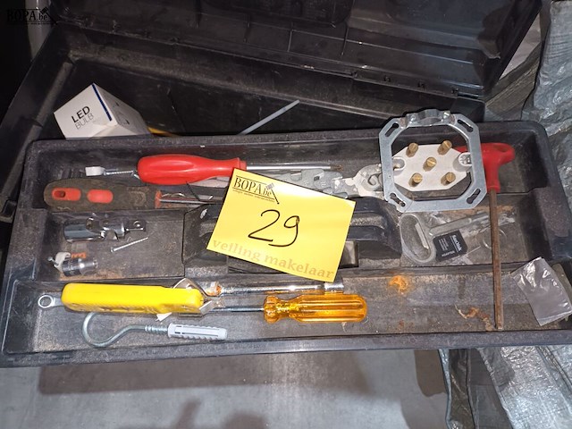 Lot 29 - curver materiaalkoffer met inhoud - afbeelding 2 van  4