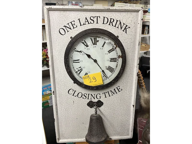 Lot 29 - decoratieve vintage wandklok met pub-thema - afbeelding 1 van  1