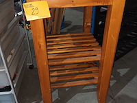 Lot 29 - houten bijzettafel