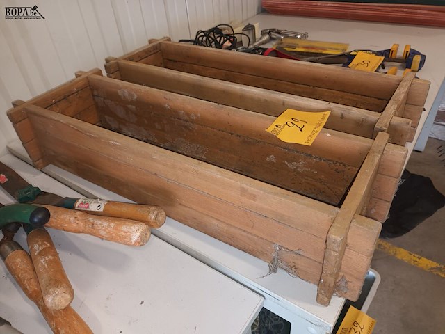 Lot 29 - houten bloembakken. 2 stuks - afbeelding 2 van  3